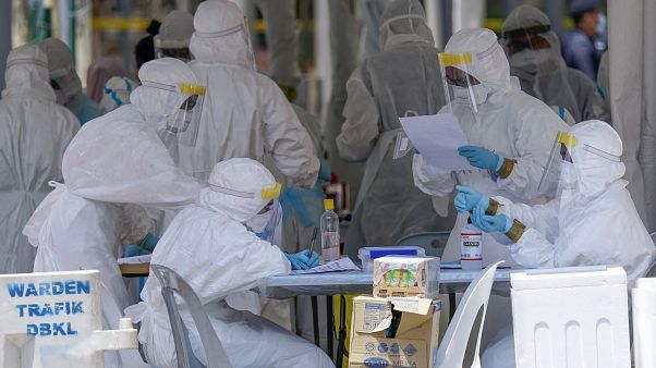 Malezya'da Covid-19 vakalarıyla ilgilenen sağlık görevlileri Malezya'da Covid-19 vakalarıyla ilgilenen sağlık görevlileri