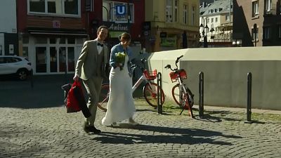 Жители Кёльна Маттиас и Сара решили не откладывать церемонию бракосочетания.