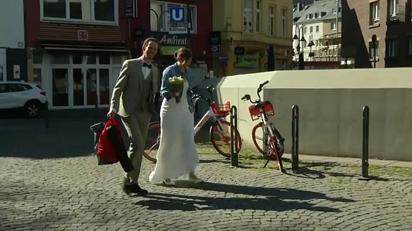 Жители Кёльна Маттиас и Сара решили не откладывать церемонию бракосочетания. Жители Кёльна Маттиас и Сара решили не откладывать церемонию бракосочетания.