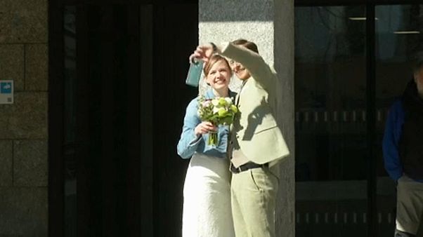 Confinados por la pandemia de coronarvirus, y se casan Confinados por la pandemia de coronarvirus, y se casan