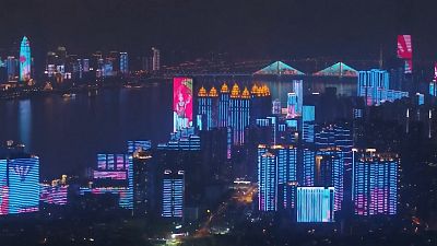 Wuhan feiert das Ende der Ausgangssperre mit Lichtshow