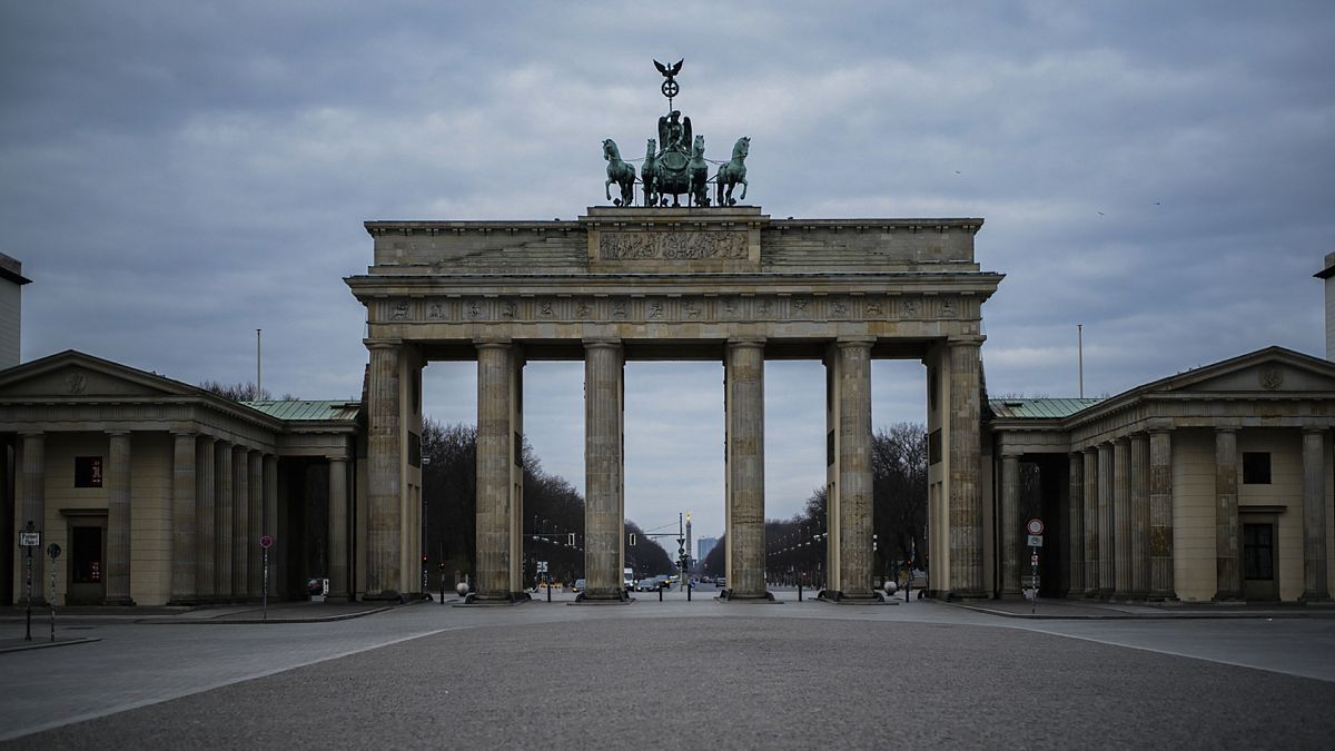 Almanya'nın başkenti Berlin'in sembollerinden Brandenburg Kapısı