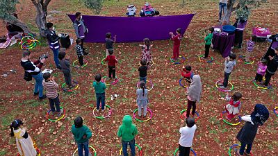 شاهد: عرض مسرحي لتوعية أطفال اللاجئين السوريين بمخاطر فيروس كورونا
