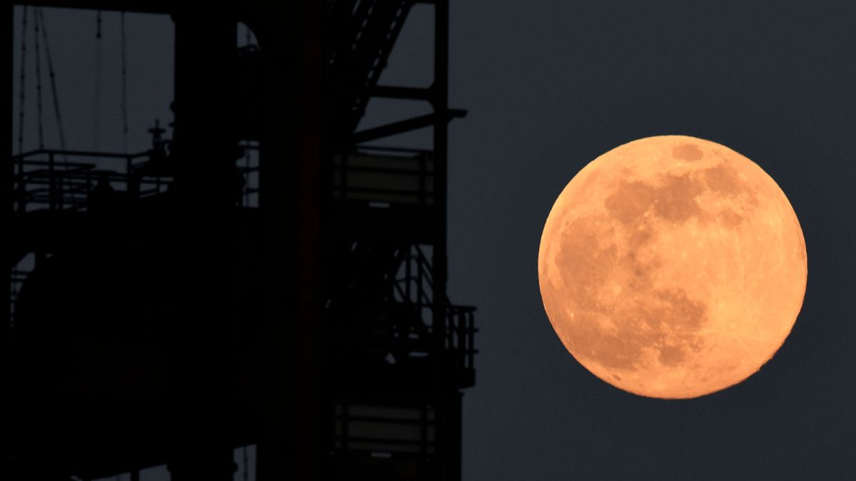 La Super Lune éclairant le ciel de Dortmund en Allemagne, le 7 avril 2020.