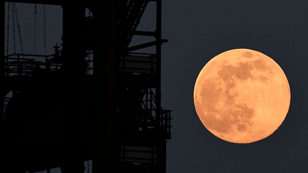 La Super Lune éclairant le ciel de Dortmund en Allemagne, le 7 avril 2020. La Super Lune éclairant le ciel de Dortmund en Allemagne, le 7 avril 2020.