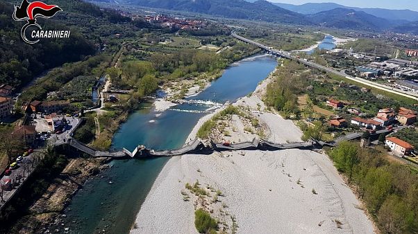 Κατάρρευση γέφυρας στη βόρεια Ιταλία - Δύο τραυματίες Κατάρρευση γέφυρας στη βόρεια Ιταλία - Δύο τραυματίες