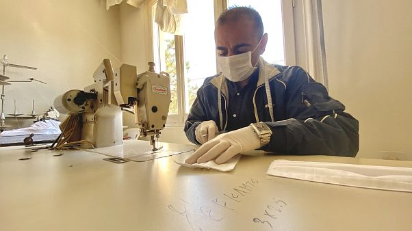 Ο ράφτης από το Ιράκ που κατασκευάζει μάσκες για την κοινωνία των Τρικάλων Ο ράφτης από το Ιράκ που κατασκευάζει μάσκες για την κοινωνία των Τρικάλων