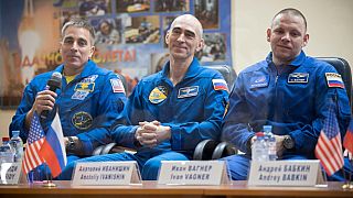 رواد الفضاء الثلاثة في مؤتمر صحفيً خيّم عليه بعد الأهل في كوسمودروم بكازاخستان  08/04/2020