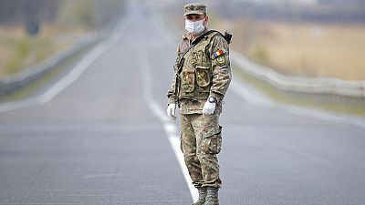 Román katona egy ellenőrzőpontnál 2020. április 4-én