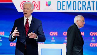 Demokrat Parti başkan aday adayları Joe Biden (önde) Bernie Sanders (arkada)