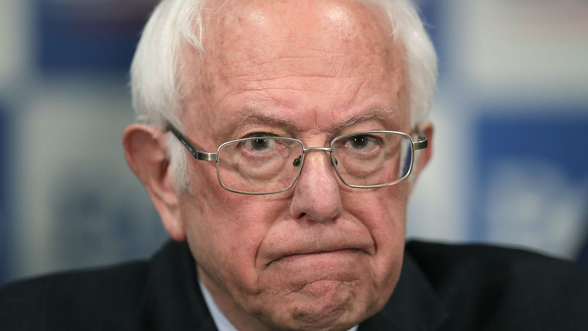 Bernie Sanders desiste da corrida à presidência dos EUA