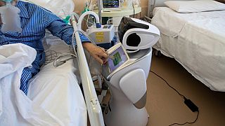  روبوتات تساعد أخصائيي الرعاية الصحية على مساعدة مرضى Covid-19 في إحدى المستشفيات الإيطالية 08/04/2020