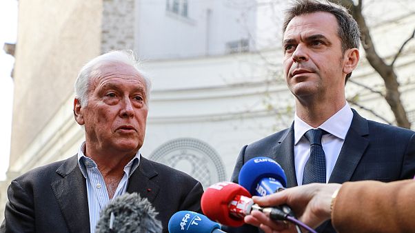 Fransa Bilim Kurulu Başkanı Jean-Francois Delfraissy (solda) ve Sağlık Bakanı Olivier Veran (sağda) Fransa Bilim Kurulu Başkanı Jean-Francois Delfraissy (solda) ve Sağlık Bakanı Olivier Veran (sağda)