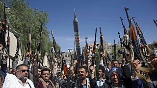 مجموعة من الموالين للمتمردين الحوثيين يرفعون أسلحتهم استعدادا للتعبئة في صنعاء باليمن 25/02/2020