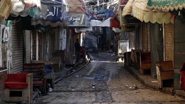 Yemen'de Covid-19 ile mücadele kapsamında başkent Sana'daki pazar yerleri ve çarşılar kapatıldı Yemen'de Covid-19 ile mücadele kapsamında başkent Sana'daki pazar yerleri ve çarşılar kapatıldı