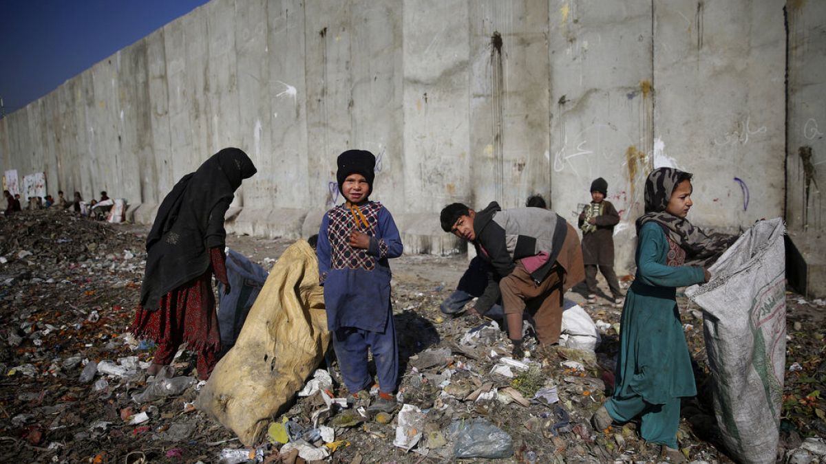 Çöp toplayan Afgan çocuklar.
