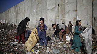 Çöp toplayan Afgan çocuklar.