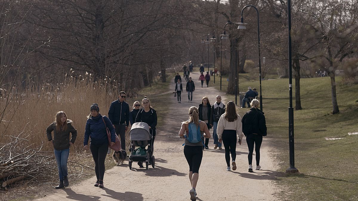 Menschen zu Coronazeiten in einem Park in Stockholm