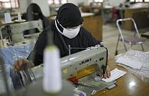 Γυναίκες κατασκευάζουν μάσκες στην Υεμένη