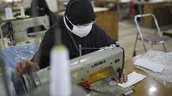 Γυναίκες κατασκευάζουν μάσκες στην Υεμένη Γυναίκες κατασκευάζουν μάσκες στην Υεμένη