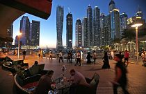 Covid 19 salgını sonrası kapanan barlar sebebiyle Dubai'de evlere alkol siparişi başladı