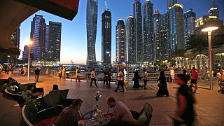 Covid 19 salgını sonrası kapanan barlar sebebiyle Dubai'de evlere alkol siparişi başladı