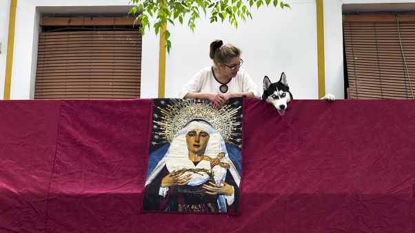 Lejos de suspender la Semana Santa, los españoles la viven desde sus balcones Lejos de suspender la Semana Santa, los españoles la viven desde sus balcones