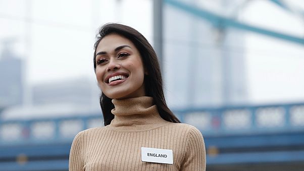 Bhasha Mukherjee a Miss World választás előtt Londonban, 2019 novemberében Bhasha Mukherjee a Miss World választás előtt Londonban, 2019 novemberében