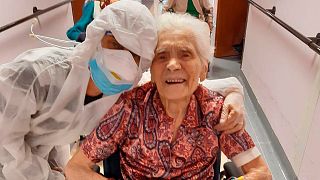 شاهد: إيطالية عمرها 103 أعوام تقهر كورونا بالماء ومخفضات الحرارة فقط