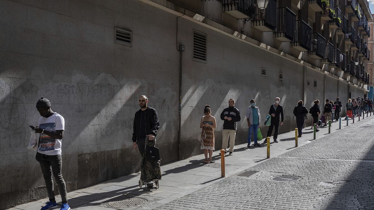 Número de mortos diminui em Espanha mas ultrapassa barreira dos 15 mil