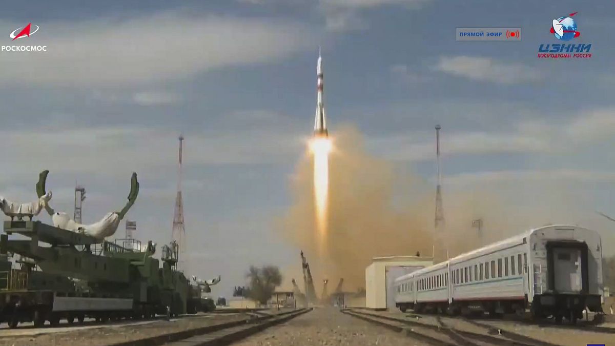 Kazakistan'dan uzaya fırlatılan Soyuz MS-16 tipi roket