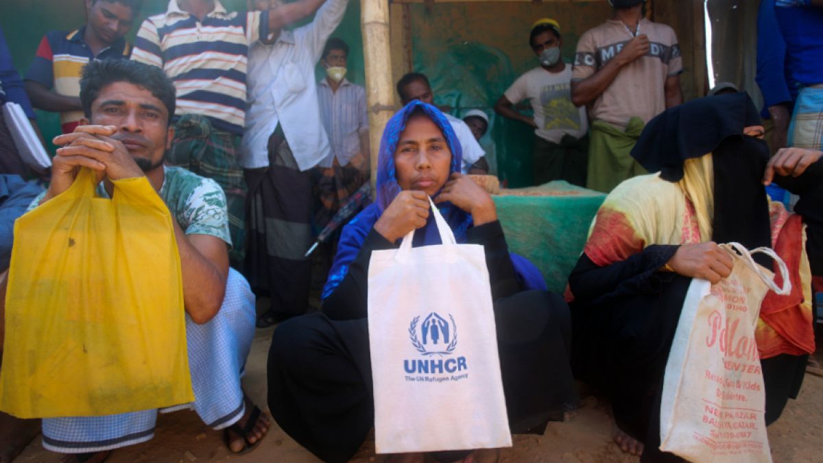  لاجئون من مسلمي الروهينغا يجلسون في مخيم كوتوبالونج للاجئين في كوكس بازار ببنغلاديش   01/04/2020