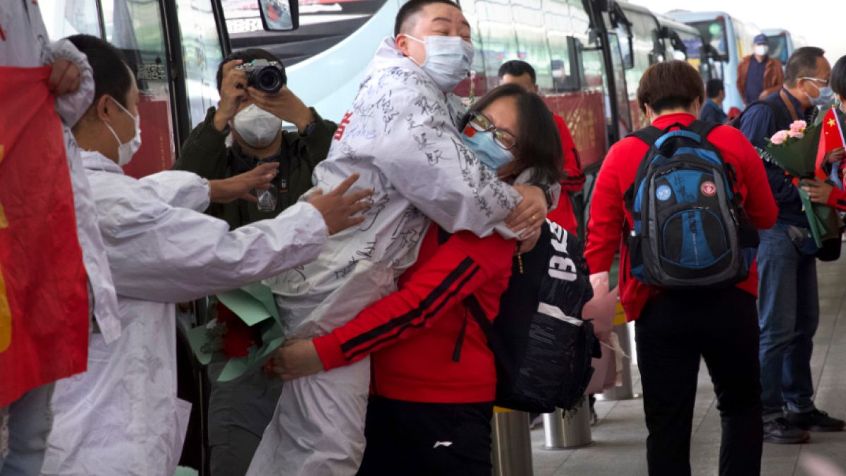 مجموعة من الطواقم الطبية يستعدون للعودة إلى منازلهم في مطار ووهان الدولي في ووهان بمقاطعة هوبي بالصين  08/04/2020