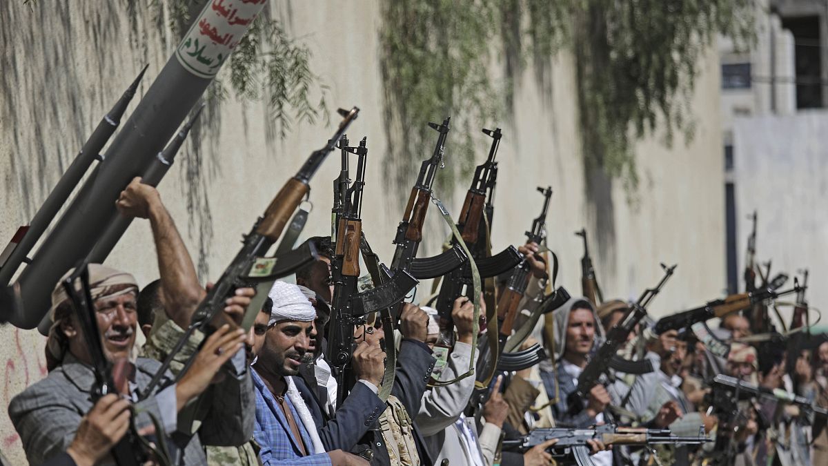 الحوثيون يرفعون أسلحتهم خلال تجمع في صنعاء،اليمن