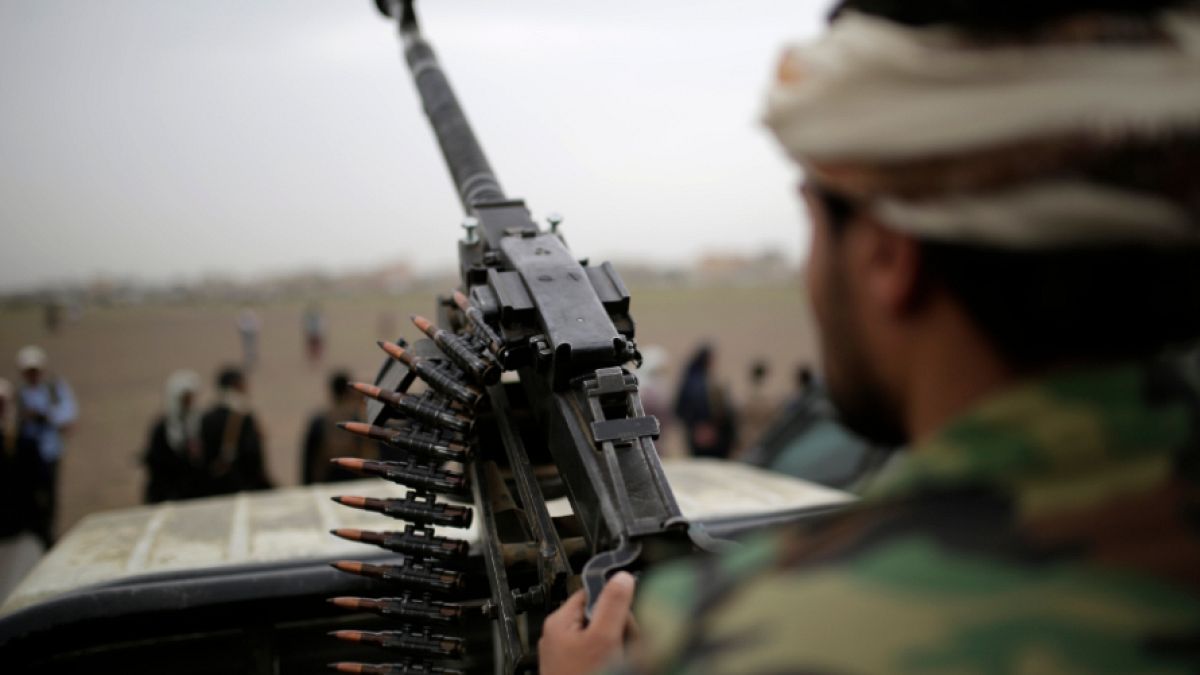 متمرّد حوثي يحمل سلاحًا خلال تجمّع يهدف لتعبئة المزيد من المقاتلين الحوثيين بصنعاء في اليمن  01/08/2019