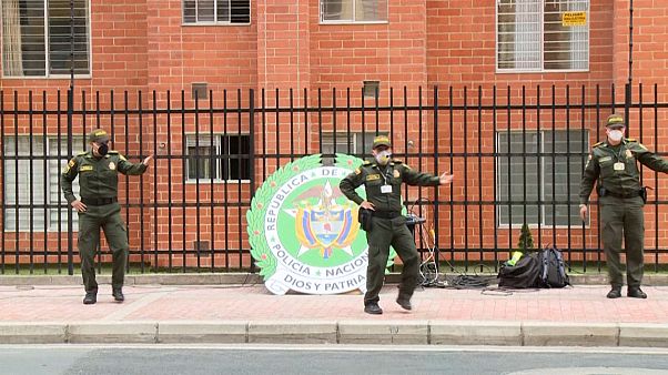 Zumba policial en Colombia para levantar el ánimo en la cuarentena Zumba policial en Colombia para levantar el ánimo en la cuarentena
