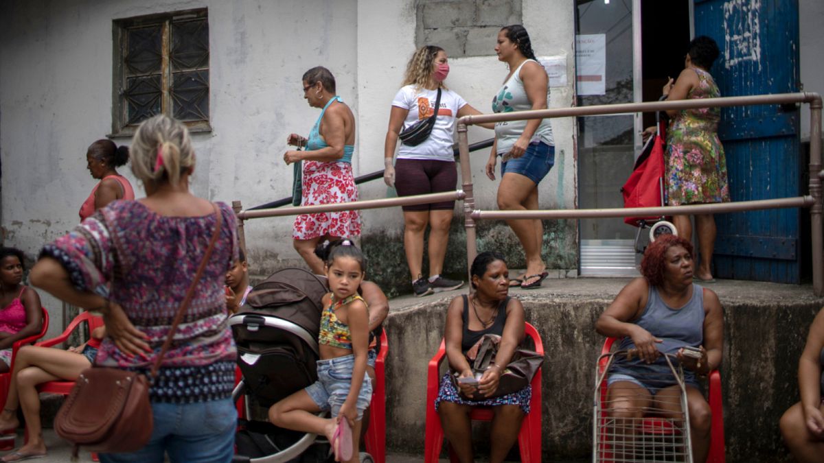 شاهد: سكان مدن الصفيح في ريو دي جانيرو يحاربون الفقر وتهديد كورونا