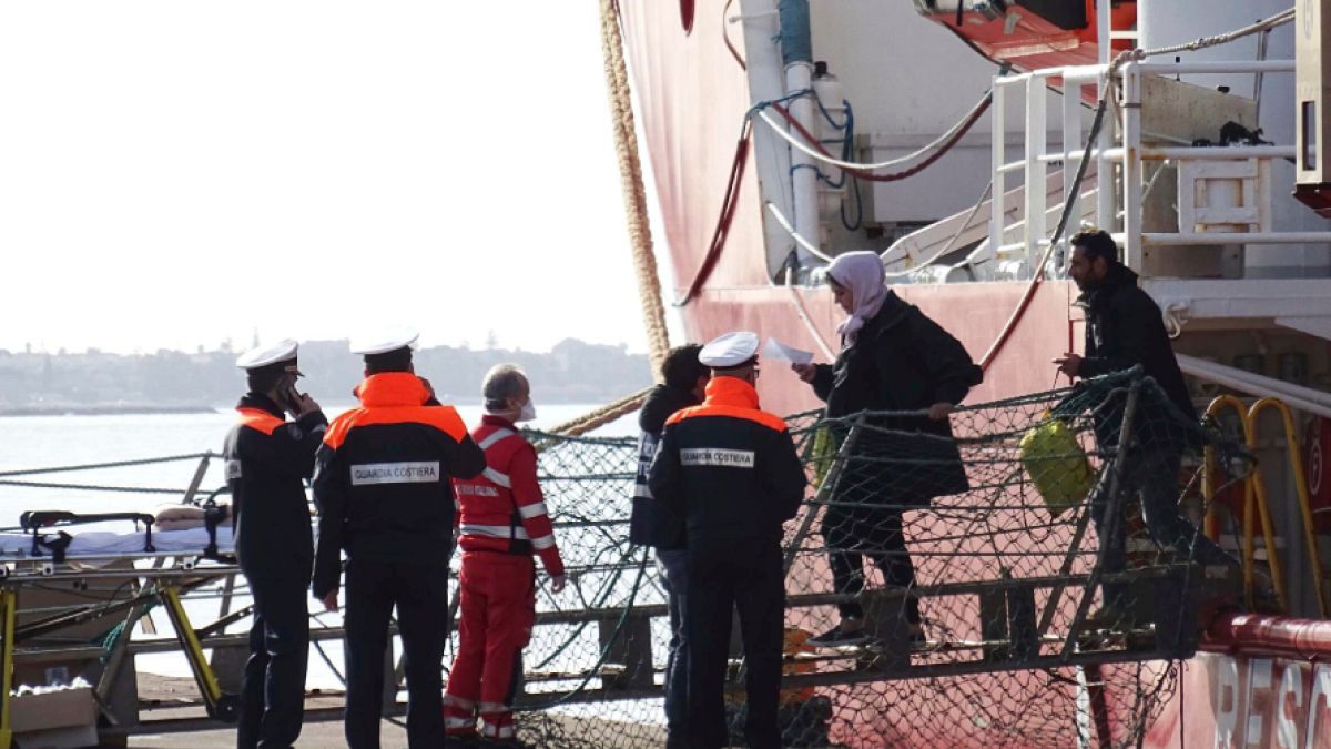 أشخاص ينزلون من سفينة إنقاذ في ميناء تارانتو بجنوب إيطاليا   29/01/2020