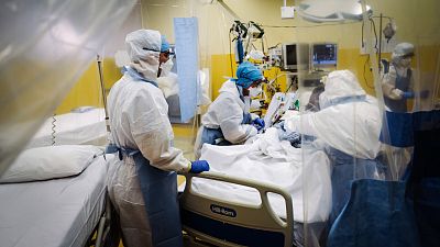 Des personnels de l'unité de soins intensifs de l'hôpital Franco-Britannique de Levallois-Perret soignent un patient atteint de covid-19