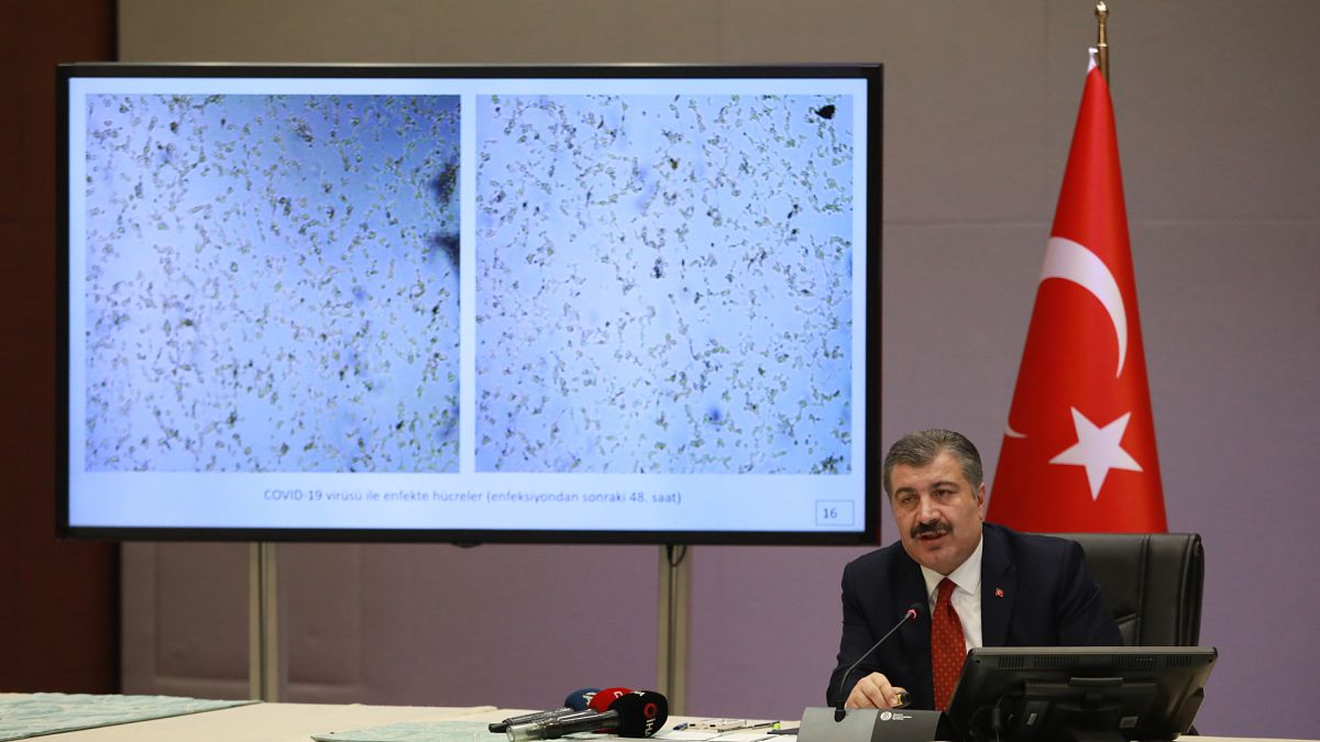 Sağlık Bakanı Fahrettin Koca, koronavirüs salgınıyla ilgili son gelişmeleri aktarıyor