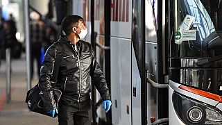 Almanya'da koronavirüs salgınına karşı maske takan bir kişi