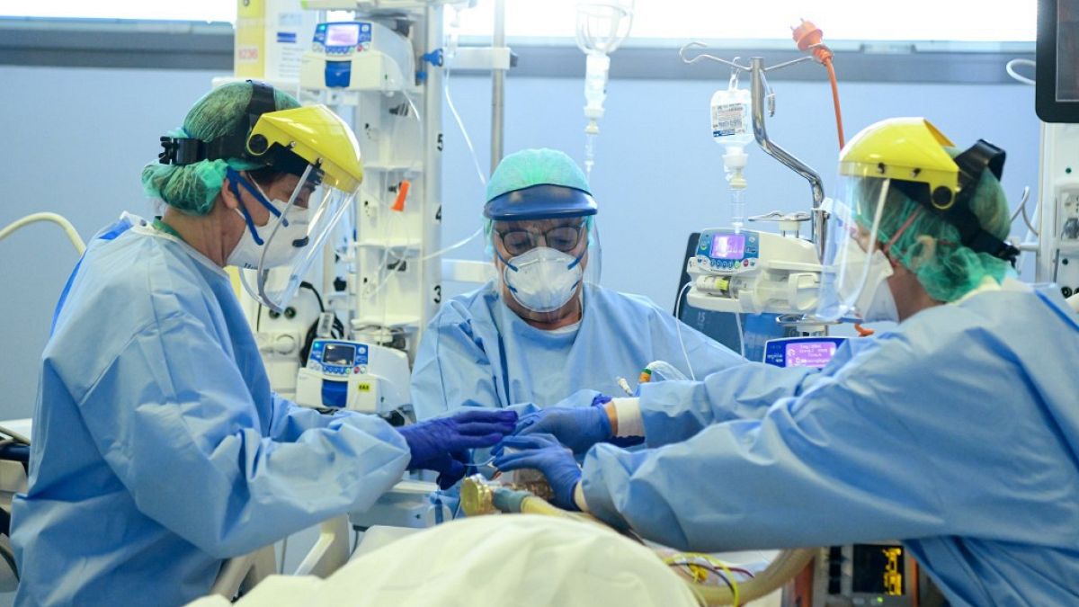 Un membre du personnel médical prend en charge un patient infecté par le nouveau coronavirus, à la division COVID-19 de l'hôpital ASST Papa Giovanni XXIII de Bergame