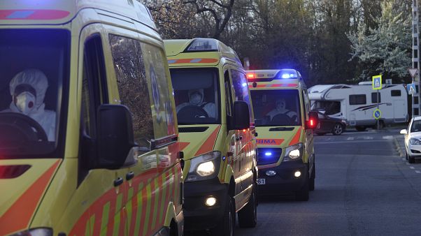 Koronavírus - A Korányi kórházba vittek lakókat a Pesti úti idősotthonból Koronavírus - A Korányi kórházba vittek lakókat a Pesti úti idősotthonból