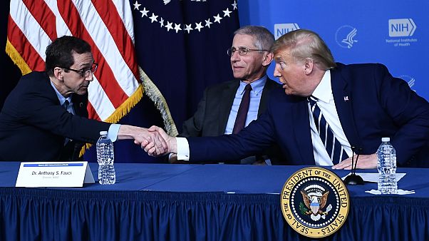 Donald Trump, amerikai elnök John Mascolának, a Vakcinakutató Központ igazgatójának a kezét rázza épp Dr. Fauci előtt Donald Trump, amerikai elnök John Mascolának, a Vakcinakutató Központ igazgatójának a kezét rázza épp Dr. Fauci előtt