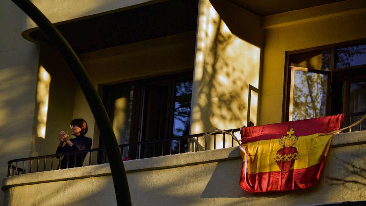İspanya'nın kuzeyinde bulunan Pamplona şehrinde evinin balkonunda her akşam saat 8'de sağlık çalışanlarını alkışlama etkinliğine katılan bir kadın.