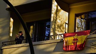 İspanya'nın kuzeyinde bulunan Pamplona şehrinde evinin balkonunda her akşam saat 8'de sağlık çalışanlarını alkışlama etkinliğine katılan bir kadın.