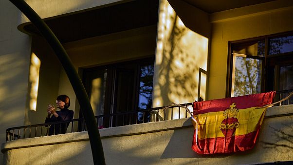 İspanya'nın kuzeyinde bulunan Pamplona şehrinde evinin balkonunda her akşam saat 8'de sağlık çalışanlarını alkışlama etkinliğine katılan bir kadın. İspanya'nın kuzeyinde bulunan Pamplona şehrinde evinin balkonunda her akşam saat 8'de sağlık çalışanlarını alkışlama etkinliğine katılan bir kadın.