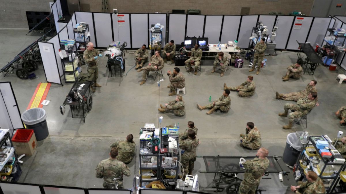 جنود أمريكان يشاركون في جلسة تدريبية في موقع مستشفى ميداني عسكري  في مركز سينترين لينك بسياتل  05/04/2020