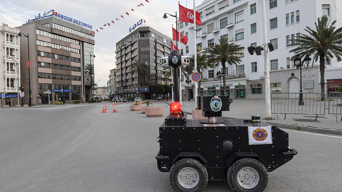 شاهد: تونس تعتمد على الروبوتات لفرض الحجر الصحي