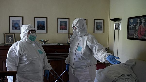 Voluntarias con traje de protección Voluntarias con traje de protección